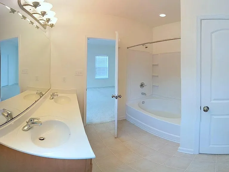 Master Bathroom w/ Tub and Closet (Second Floor)