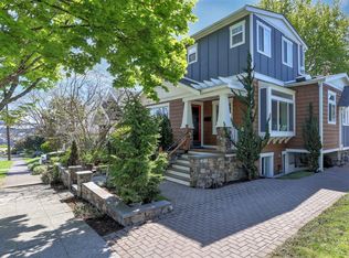 2411 N 39th St, Seattle, WA 98103