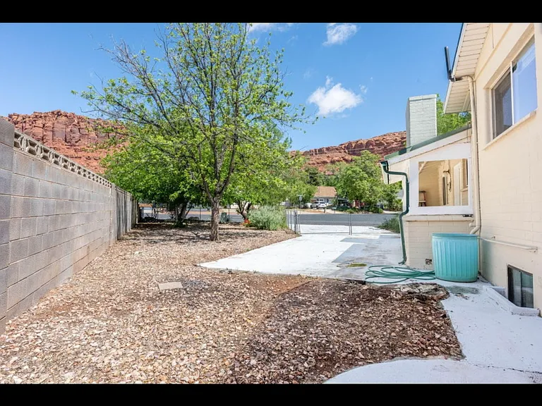 461 W Diagonal St — Photo 7