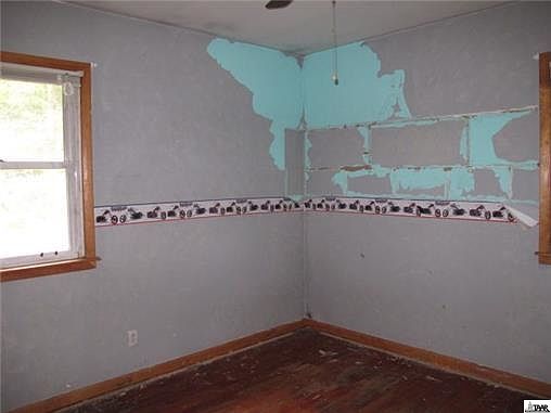 5th image of 418 S 86th St