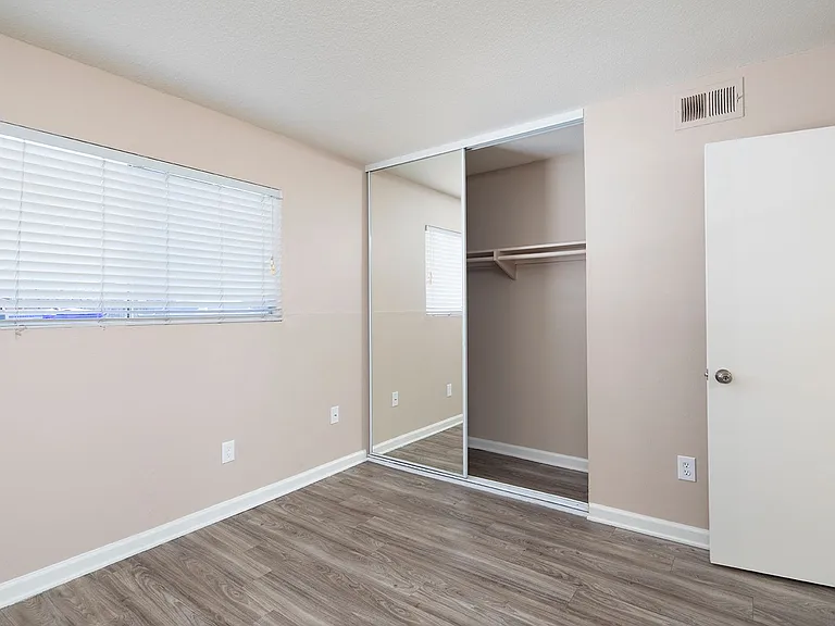 Park Ave Apartments — Photo 9