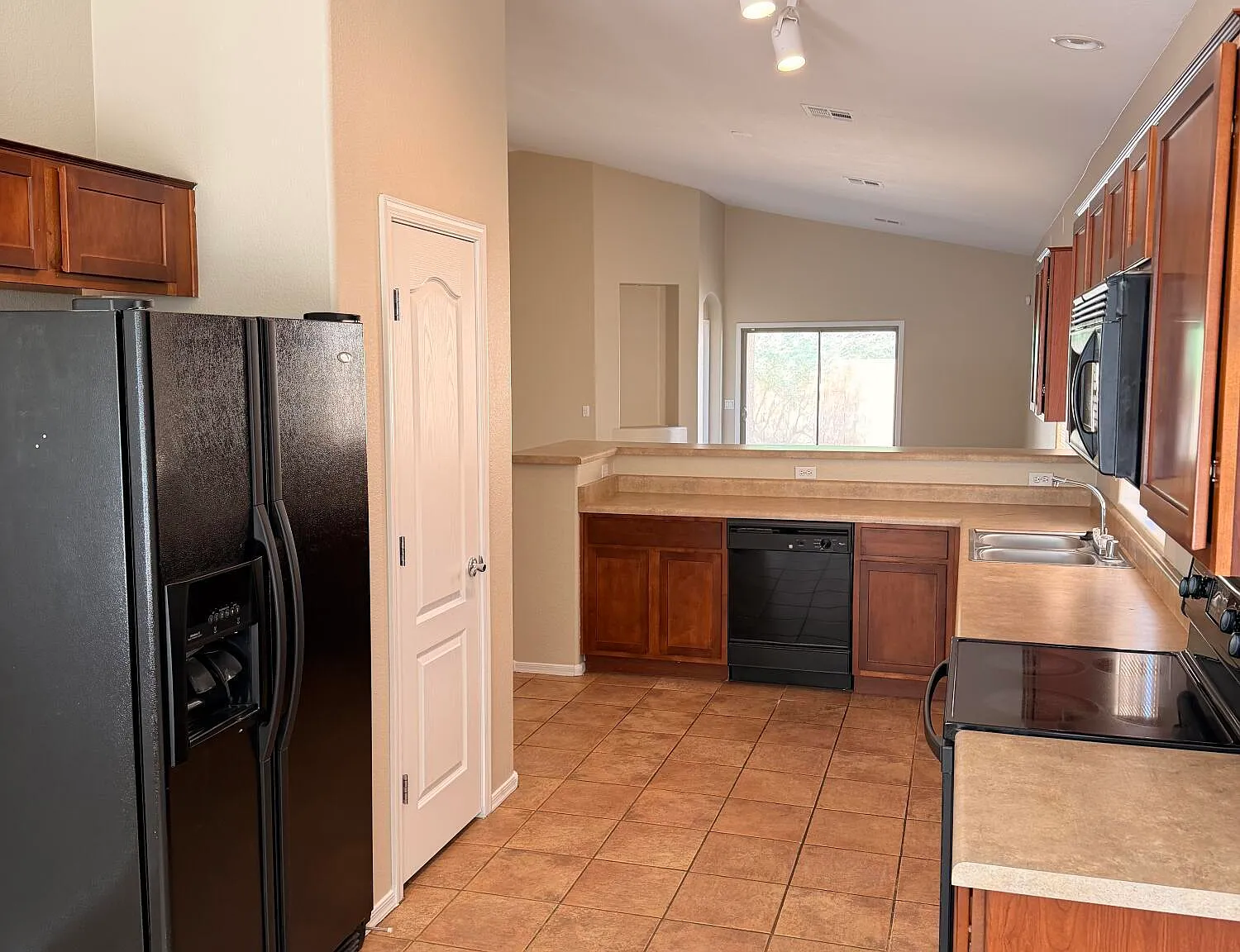 3 bed, 2.0 bath, 1600 sqft, $2,250 — Photo 4