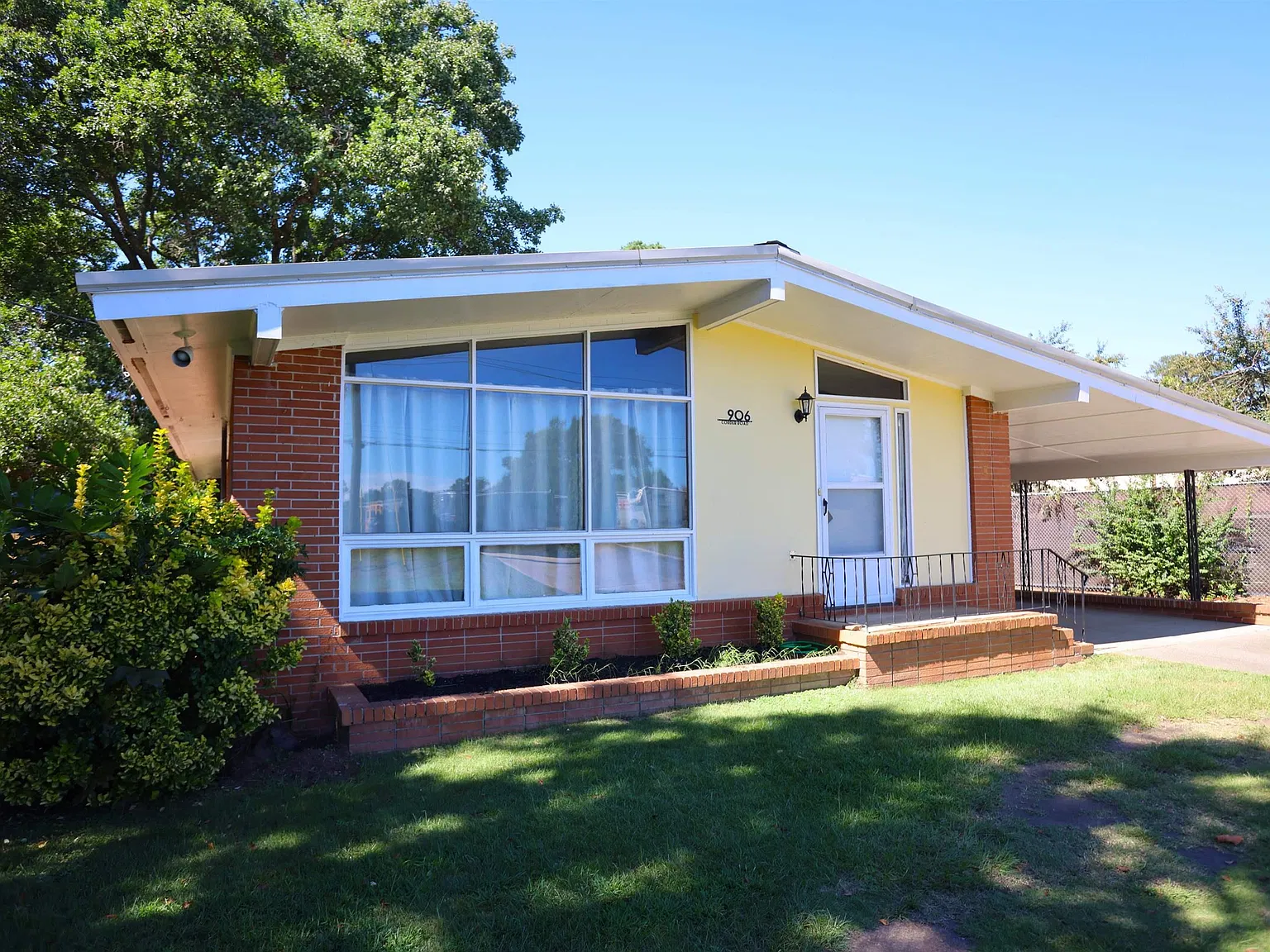 3 bed, 2.0 bath, 2100 sqft, $1,600 — Photo 1