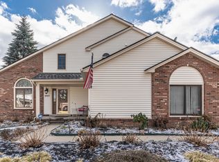 1997 Grasmere Ln, Wixom, MI 48393