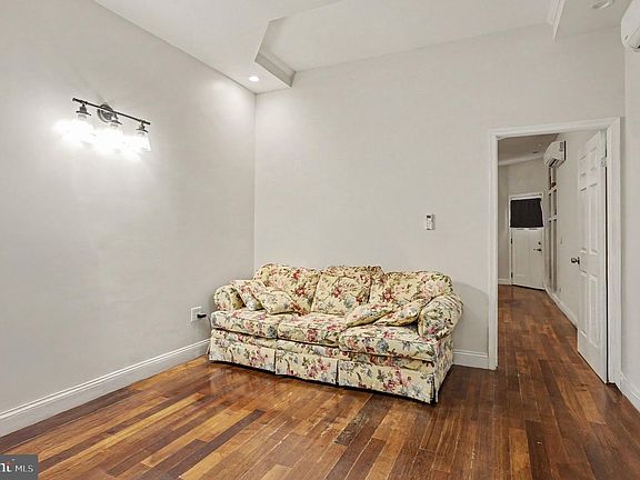 5th image of 200 N Ellwood Ave