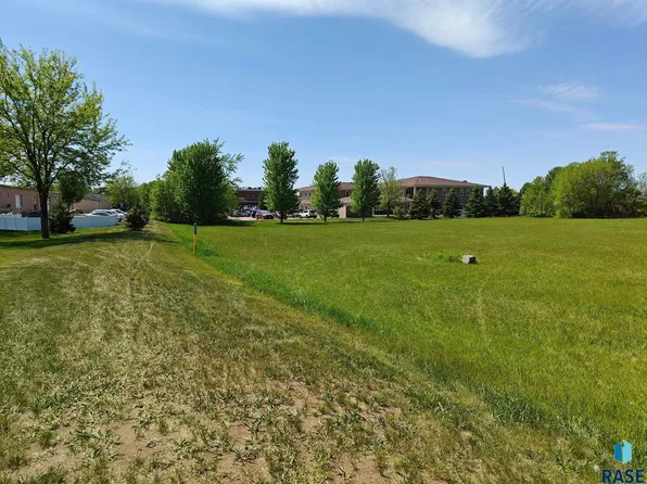 1300 W 51st St, Sioux Falls, SD 57105