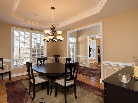 3rd image of 610 Ashgrove Ln
