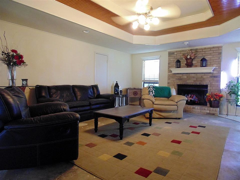 1st image of 305 Sunlake Ct