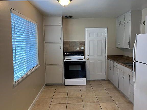 4th image of 2791 Manor Dr