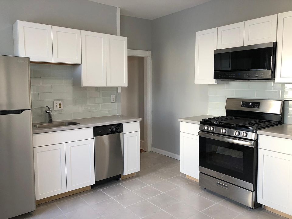 Large Eat-in Kitchen