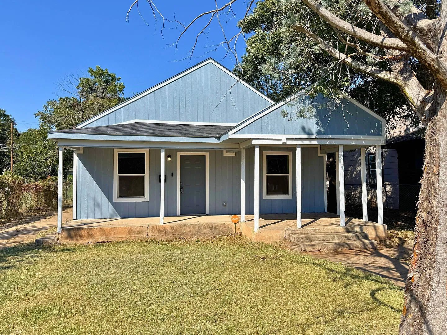 Fully Remodeled 3 Bed 2 Bath In Floral Heights — Photo 1