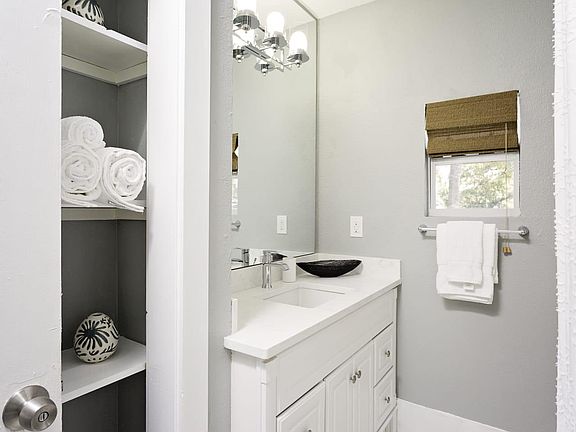 5th image of 905 E Louisiana Ave #1