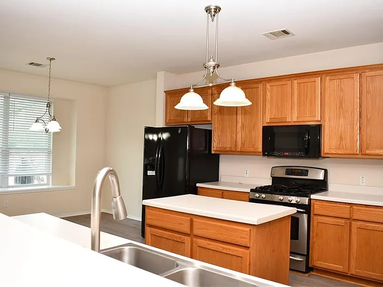 704 Thrush Dr — Photo 5