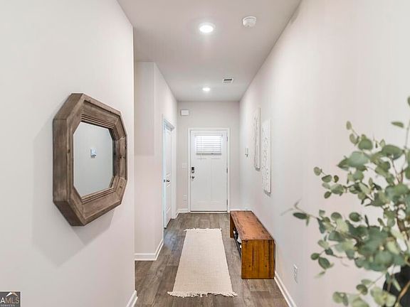 4th image of 111 Corn Field Cir