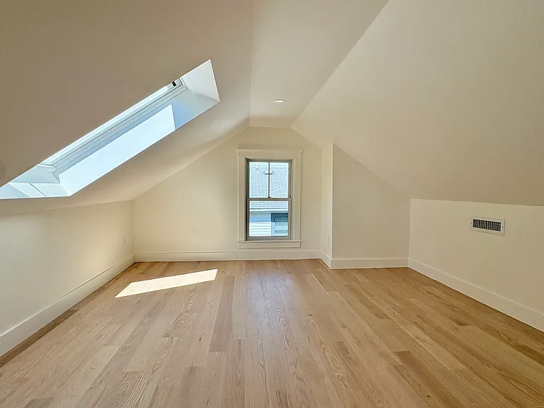 577 Franklin St #2 — Photo 8