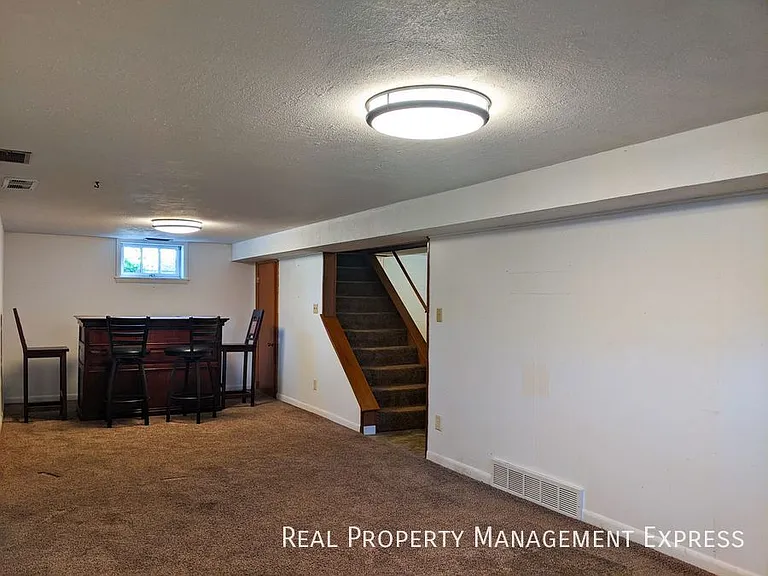 2611 S Duluth Ave — Photo 11