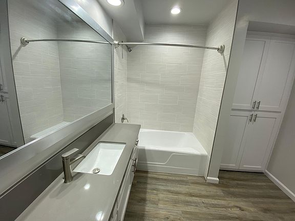 4th image of 350 N Crescent Dr #Nayune8mn