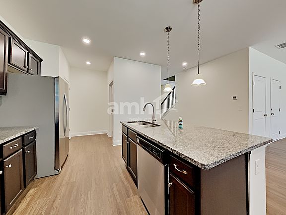 3rd image of 144 Lindridge Dr