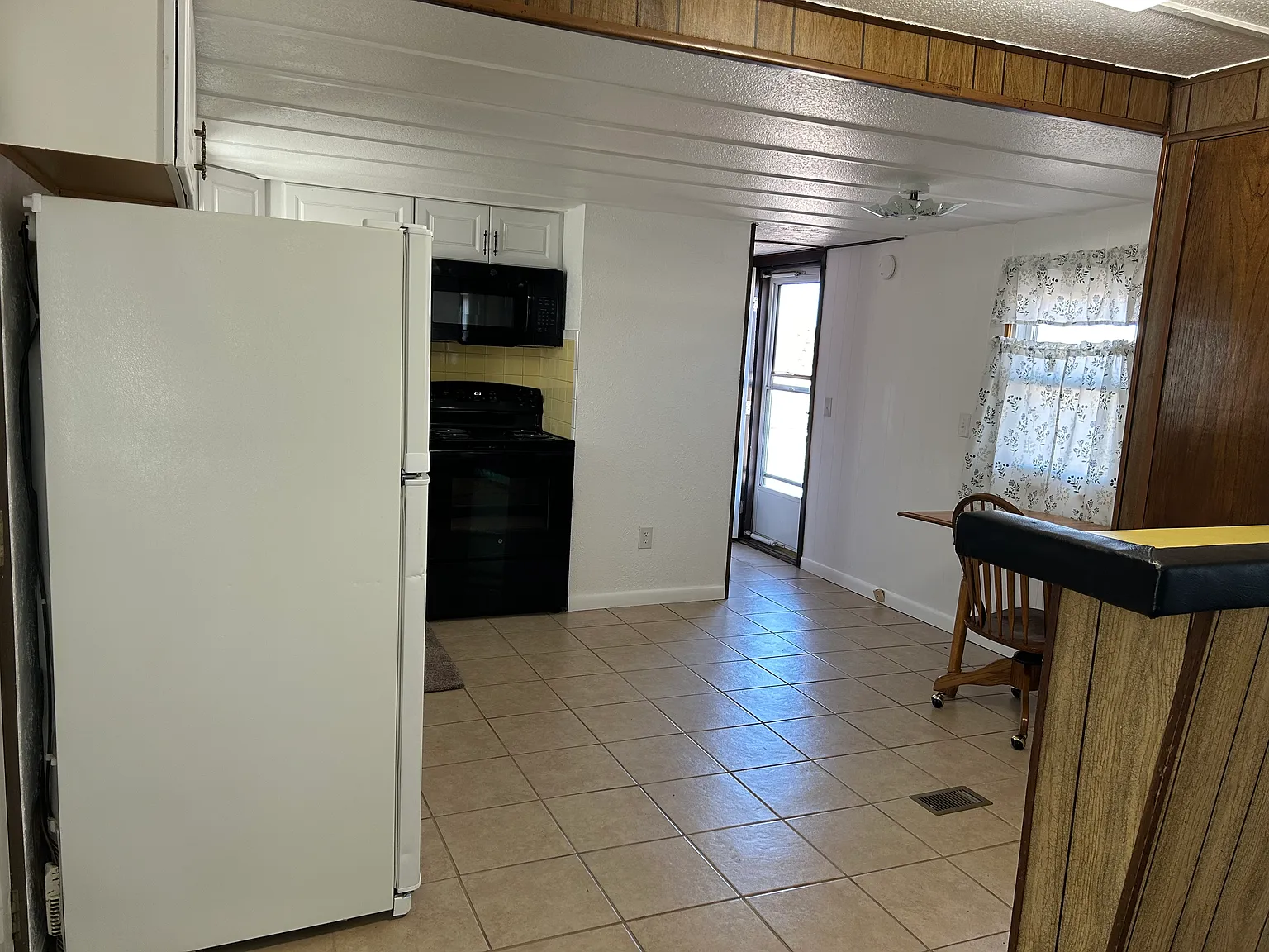 2 bed, 1.5 bath, 910 sqft, $1,000 — Photo 4