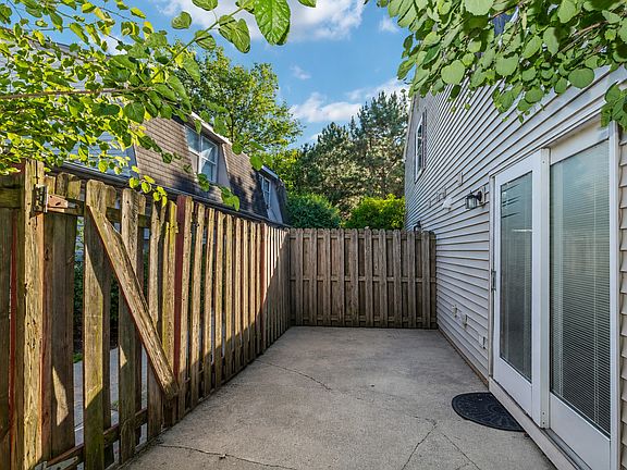 3rd image of 1796 Queensbury Cir