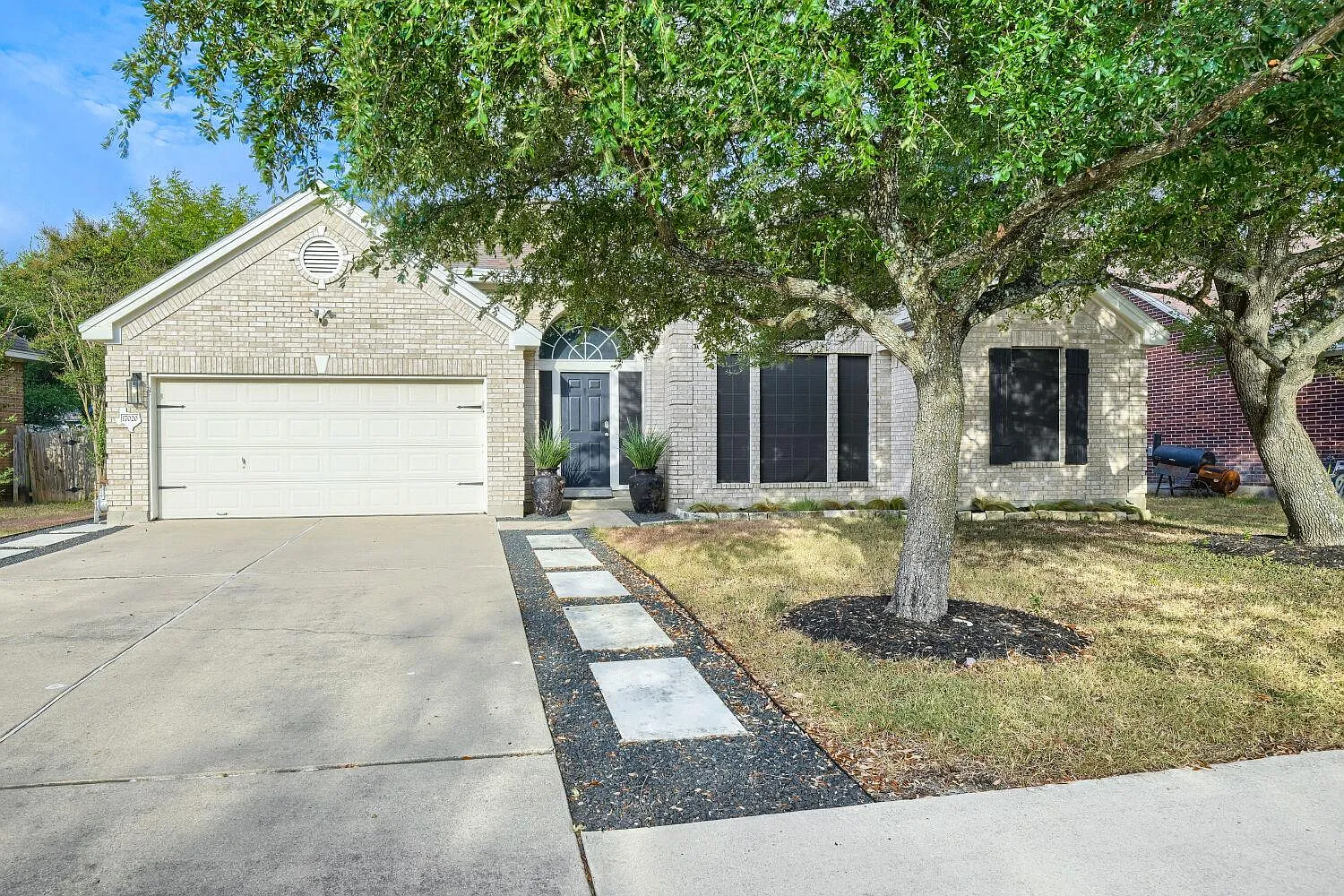 3 bed, 2.0 bath, 1911 sqft, $2,400 — Photo 1