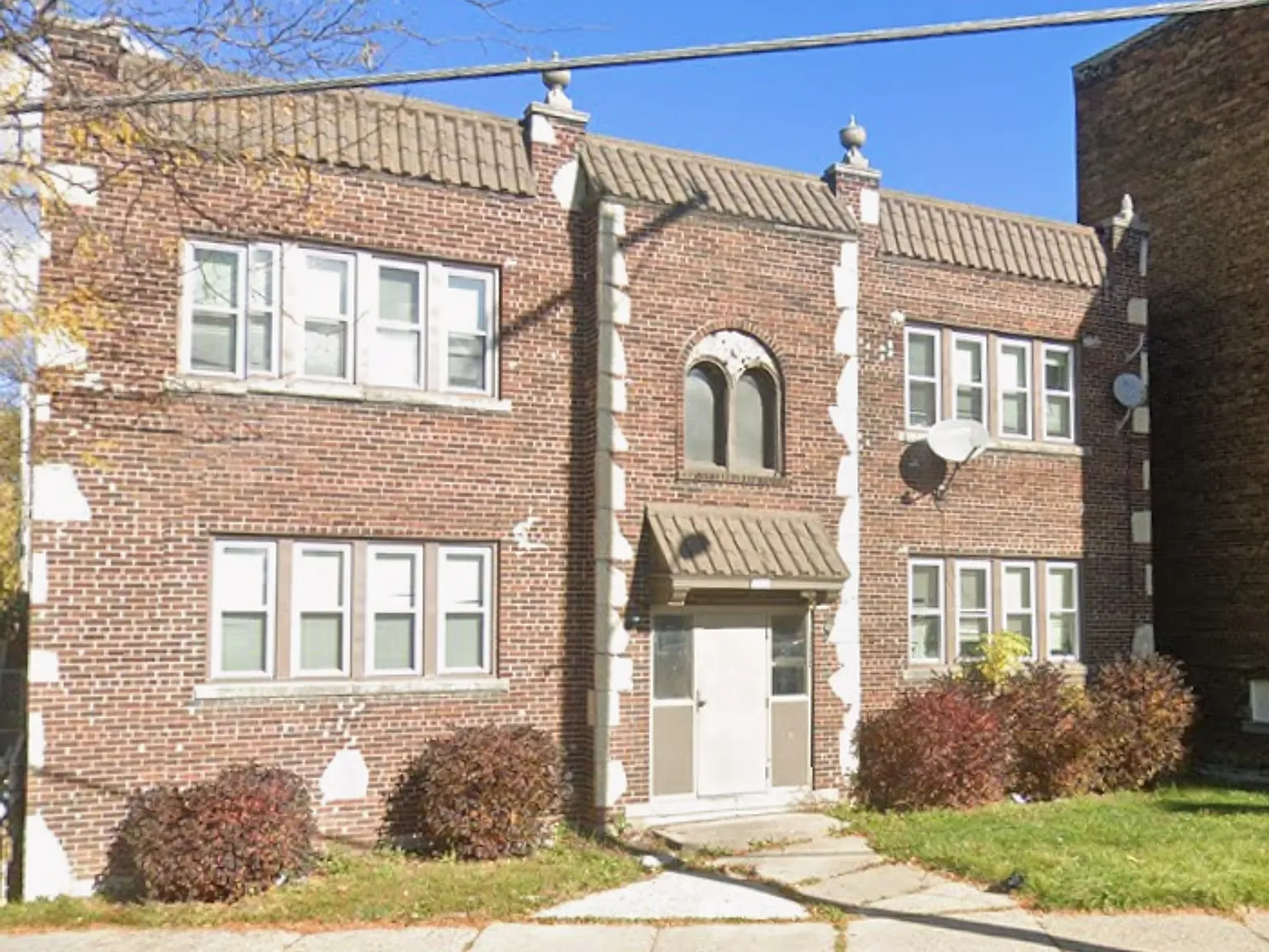 250 Off 1st Month's Rent Charming 1BR Milwaukee Apartment** — Photo 1