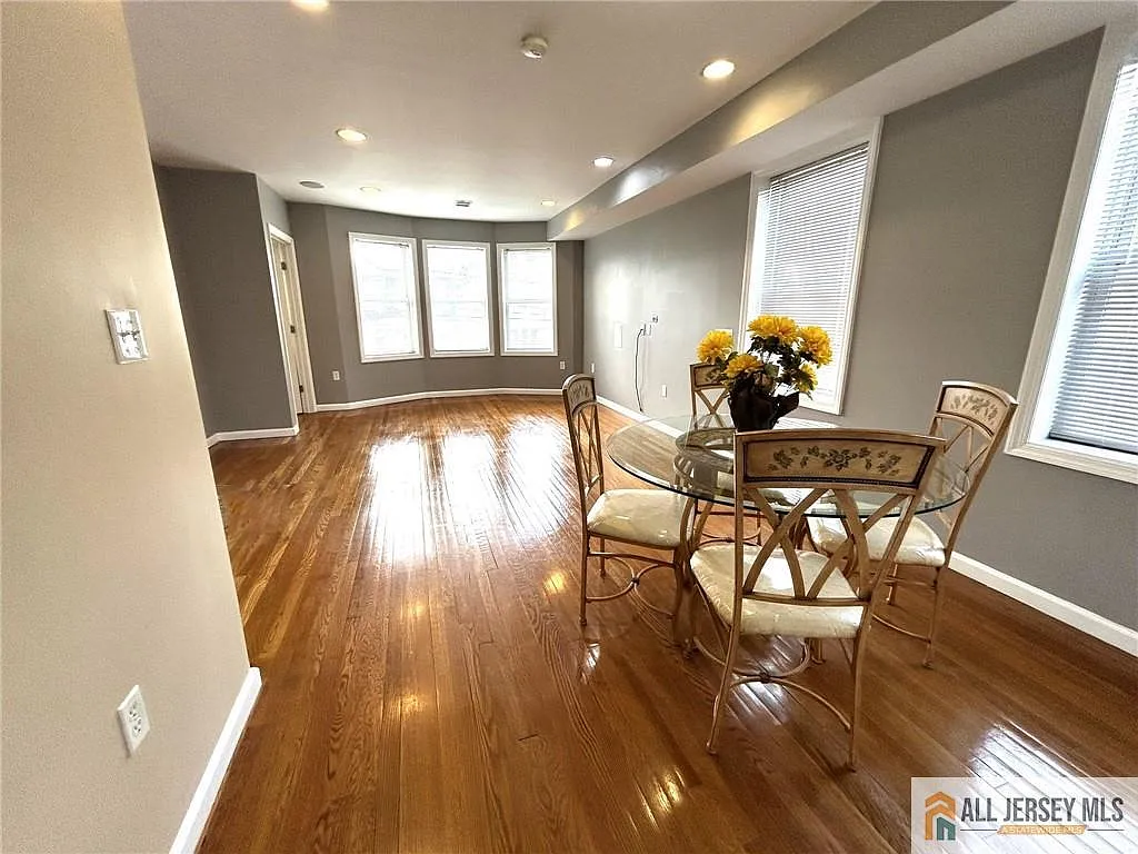 3 bed, 1.5 bath, 2412 sqft, $2,700 — Photo 3