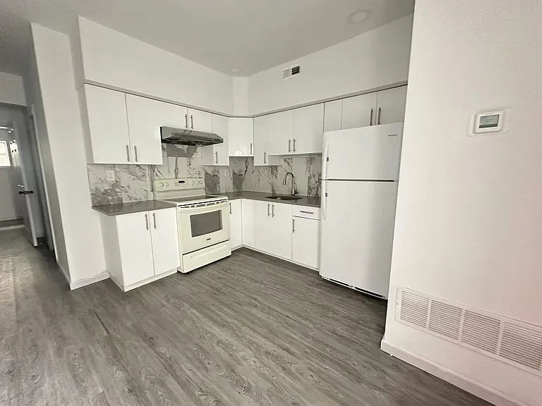 915 Washington Av — Photo 2