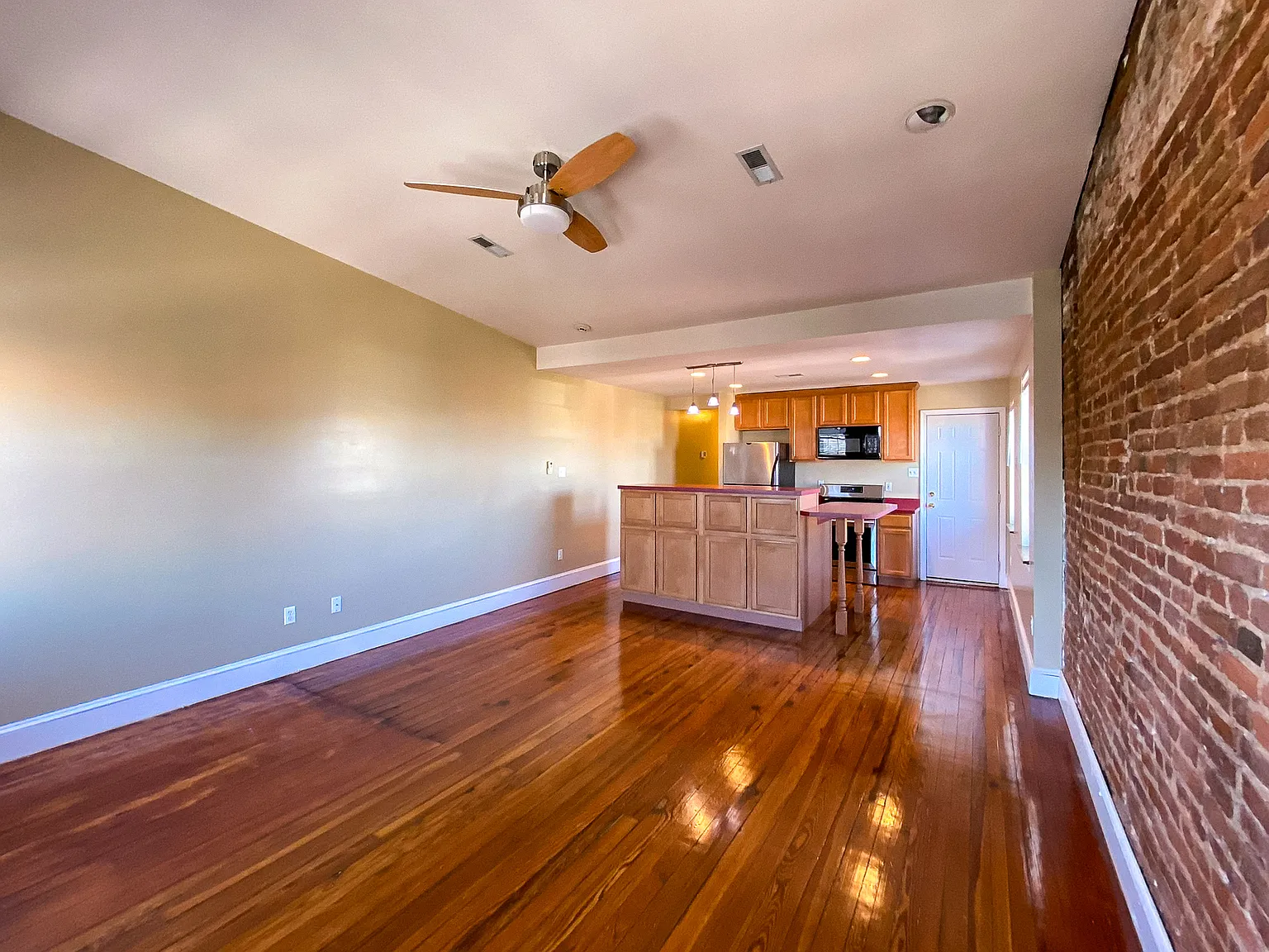 2 bed, 1000 sqft, $1,950 — Photo 2