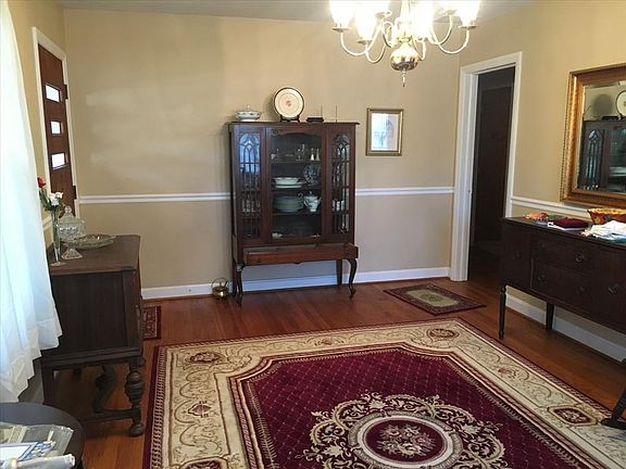4th image of 402 N Hill St