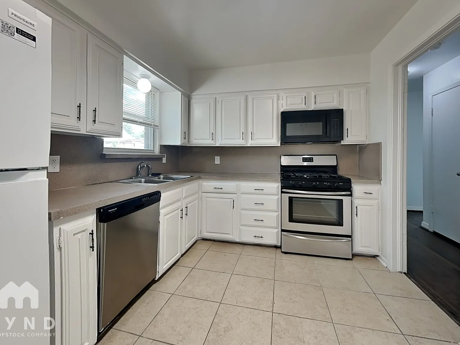 3 bed, 1.0 bath, 1151 sqft, $1,849 — Photo 2