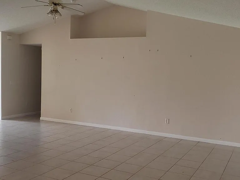 529 SW Baoy Ave — Photo 5