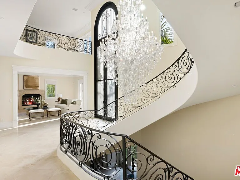 1350 Benedict Canyon Dr — Photo 2
