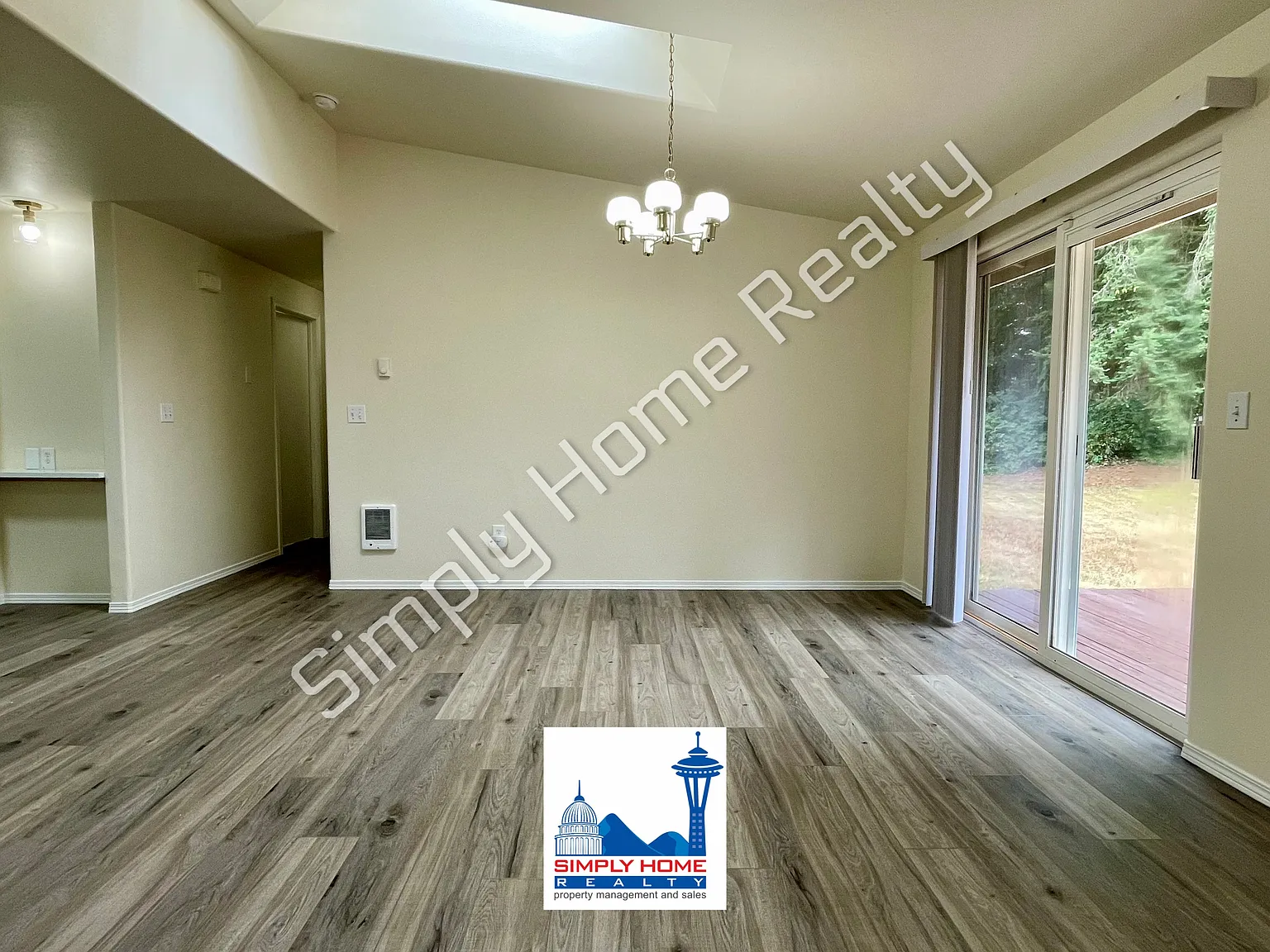 Luxury Rental With Spacious Backyard — Photo 4