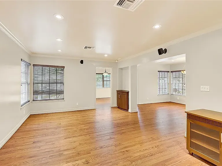 437 Delaine Dr — Photo 6