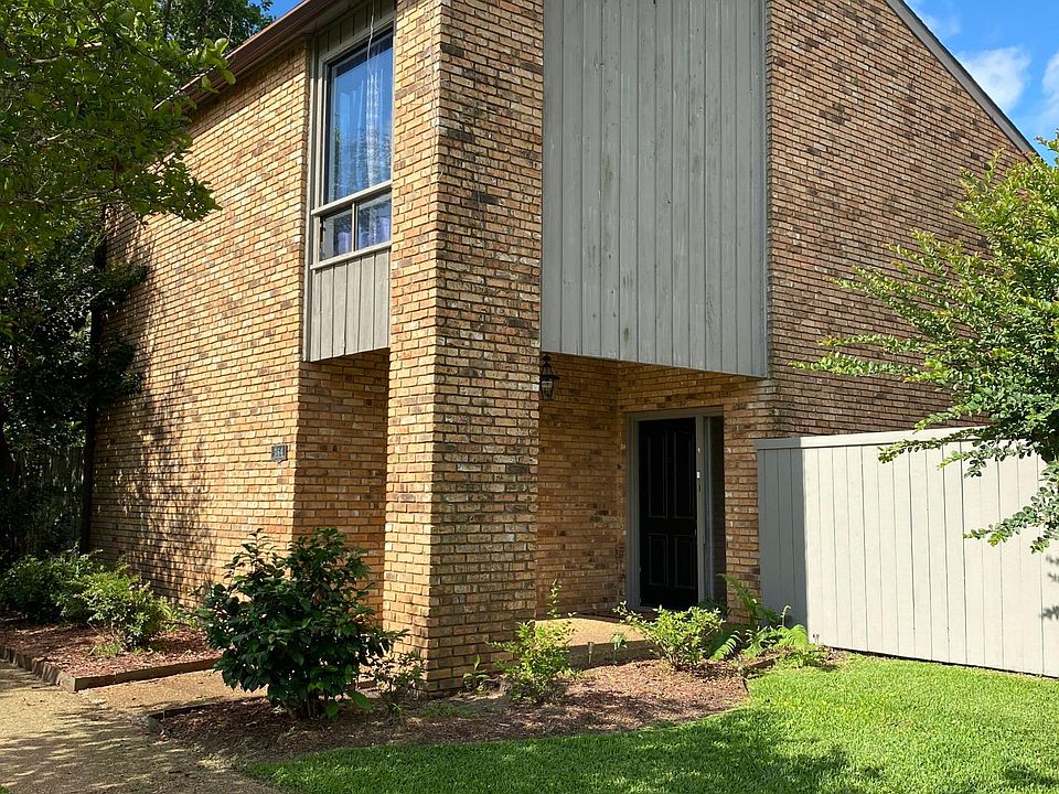 1,976 Heated Sq. Ft. beautiful townhouse!