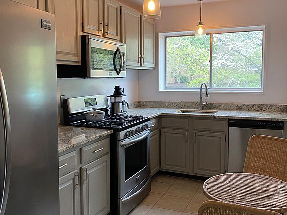 Kitchen: pots, pans, utensils available