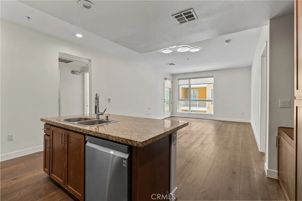 2 bed, 1050 sqft, $3,500 — Photo 4