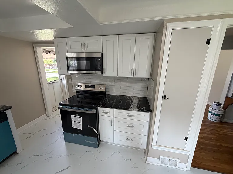226 E 242nd St — Photo 3