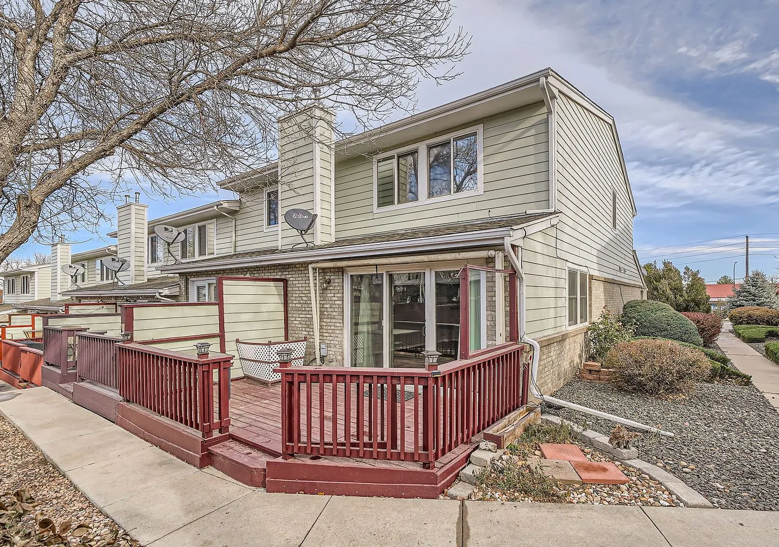 Beautiful end unit townhome with 2 bedrooms and 2.5 bath in a quiet and friendly neighborhood. — Photo 1