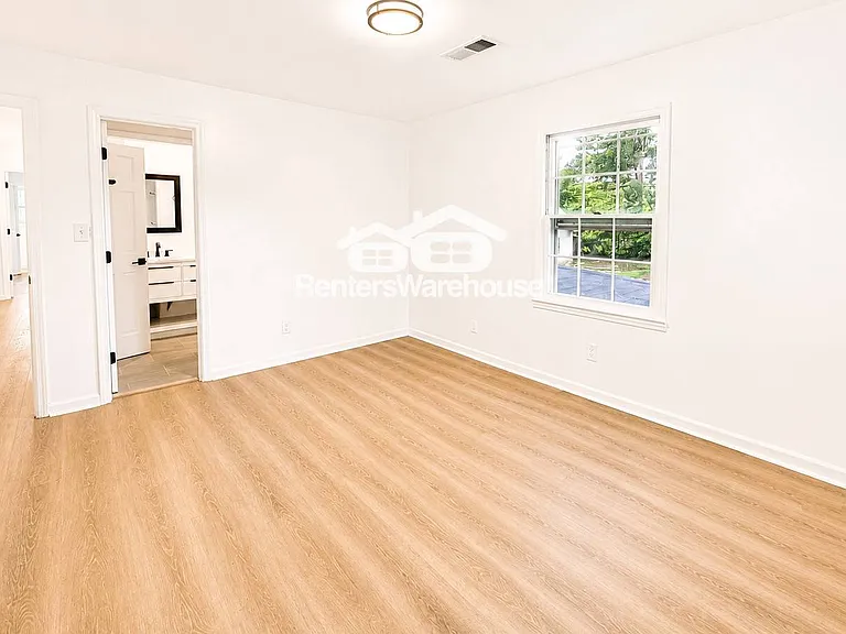 338 Travis St — Photo 32