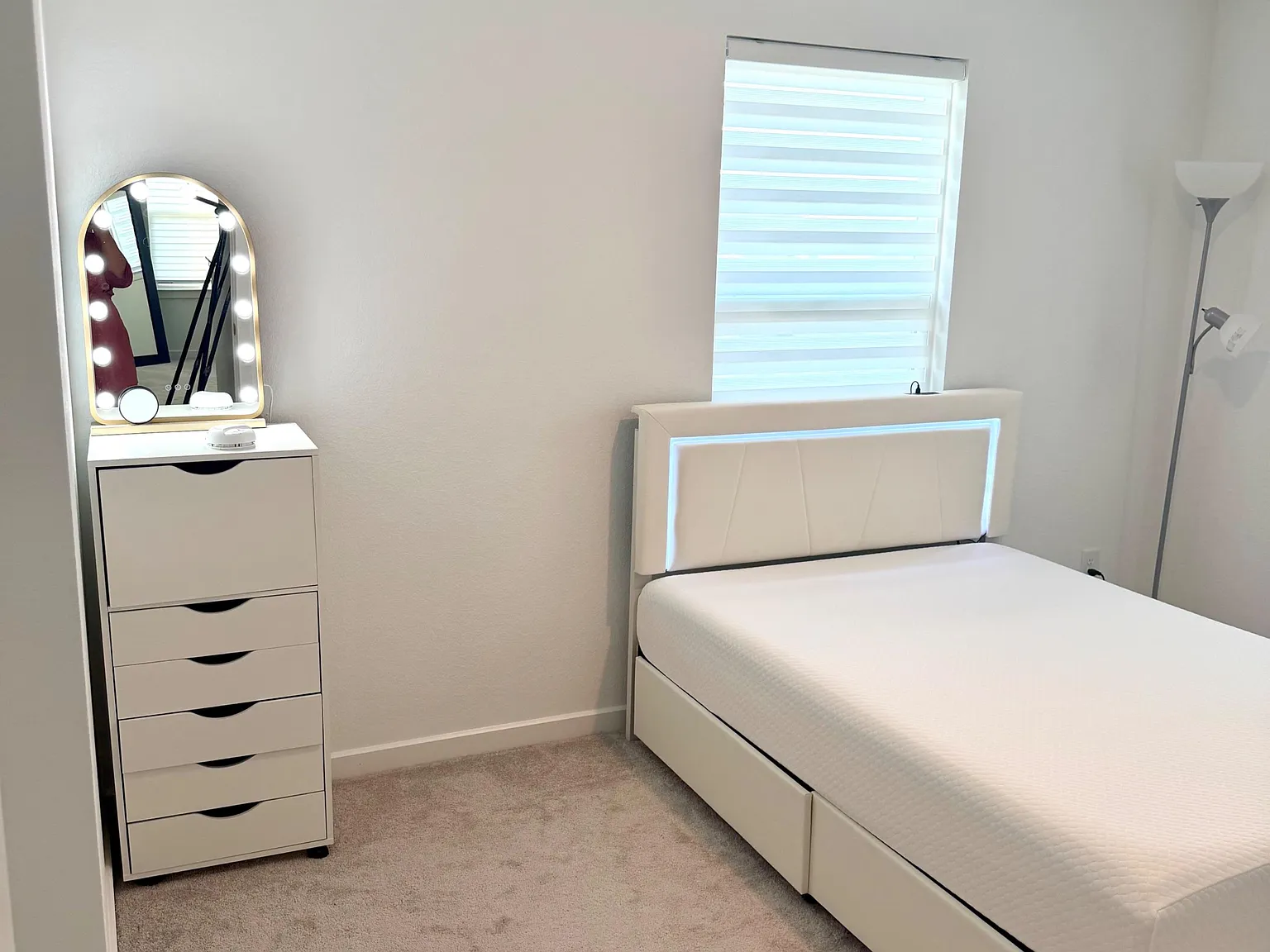 1 bed, 1.0 bath, 1900 sqft, $866 — Photo 1