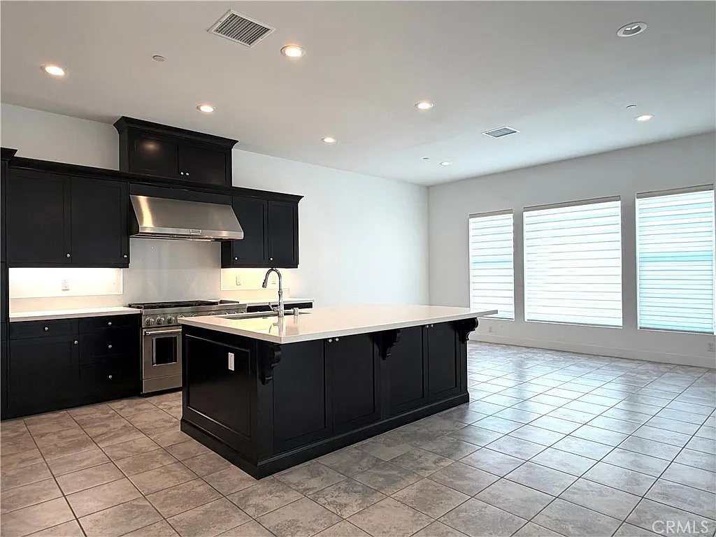5 bed, 4.5 bath, 3880 sqft, $7,900 — Photo 2