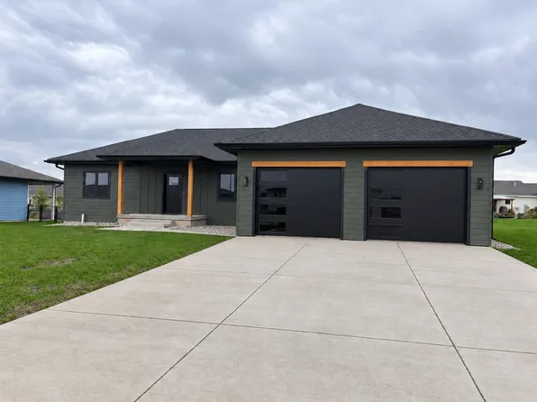 987 15th Street Cir NE, Sioux Center, IA 51250