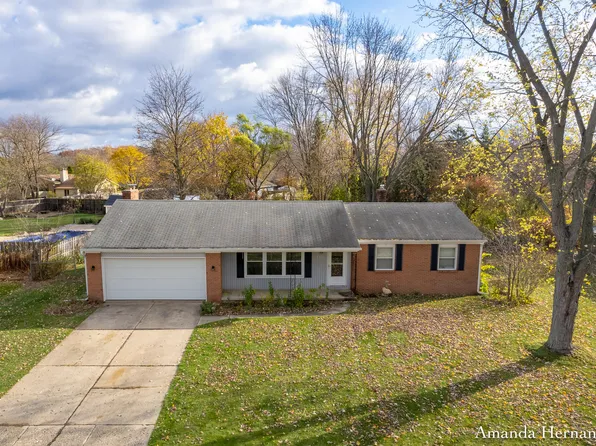 4890 Crest Hill Dr NE, Grand Rapids, MI 49525