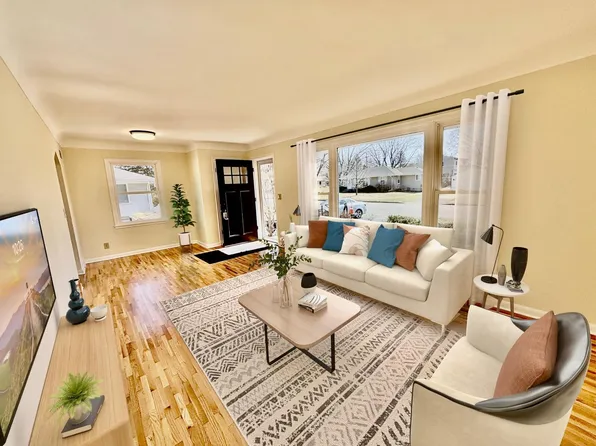 993 Roma Ave, Roseville, MN 55113