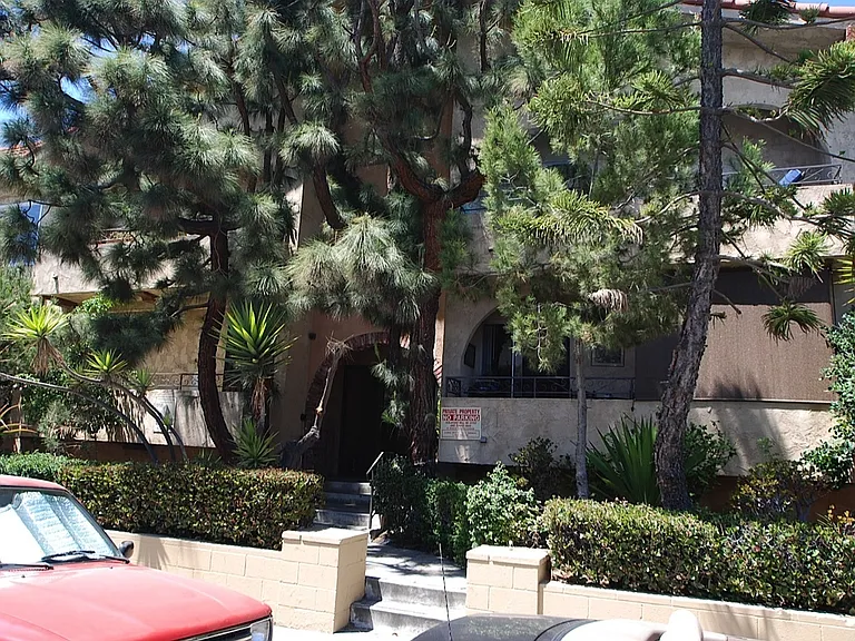 27 Westminster Ave — Photo 6