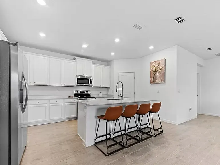 3036 Crossfield Dr — Photo 2