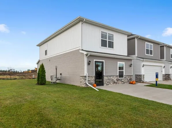 101 Oak Dr, Palo, IA 52324