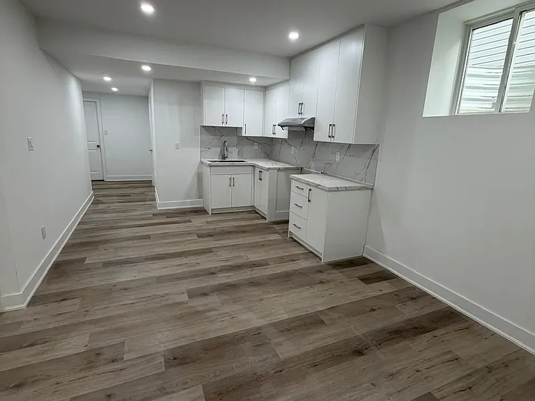 1612 Capri Cres #LOWER — Photo 7